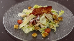 Salata Caesar cu bacon si gratar de pui